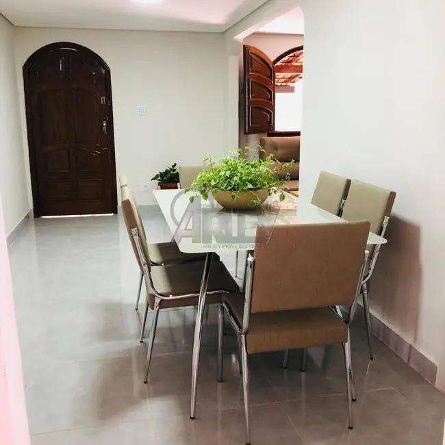 Foto 1 de Casa com 3 quartos à venda, 240m2 em Conjunto Residencial JK, Montes Claros - MG