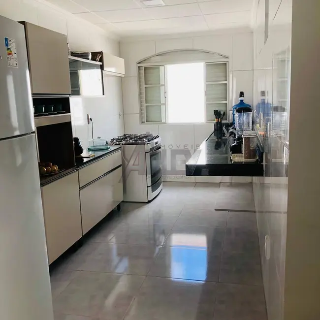 Foto 2 de Casa com 3 quartos à venda, 240m2 em Conjunto Residencial JK, Montes Claros - MG