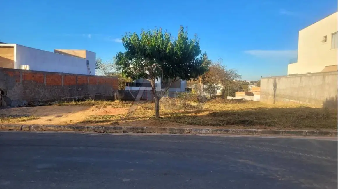 Foto 1 de Terreno / Lote à venda, 360m2 em Montes Claros - MG