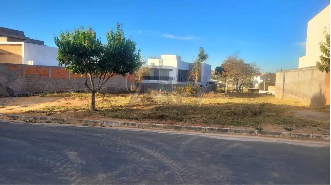 Foto 2 de Terreno / Lote à venda, 360m2 em Montes Claros - MG