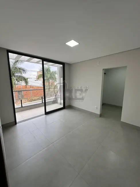Foto 1 de Casa com 3 quartos à venda em Montes Claros - MG