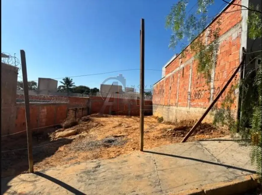 Foto 1 de Terreno / Lote à venda, 170m2 em Montes Claros - MG