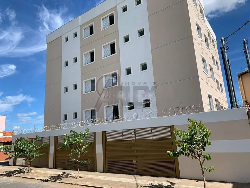Foto 2 de Apartamento com 2 quartos à venda em Planalto, Montes Claros - MG