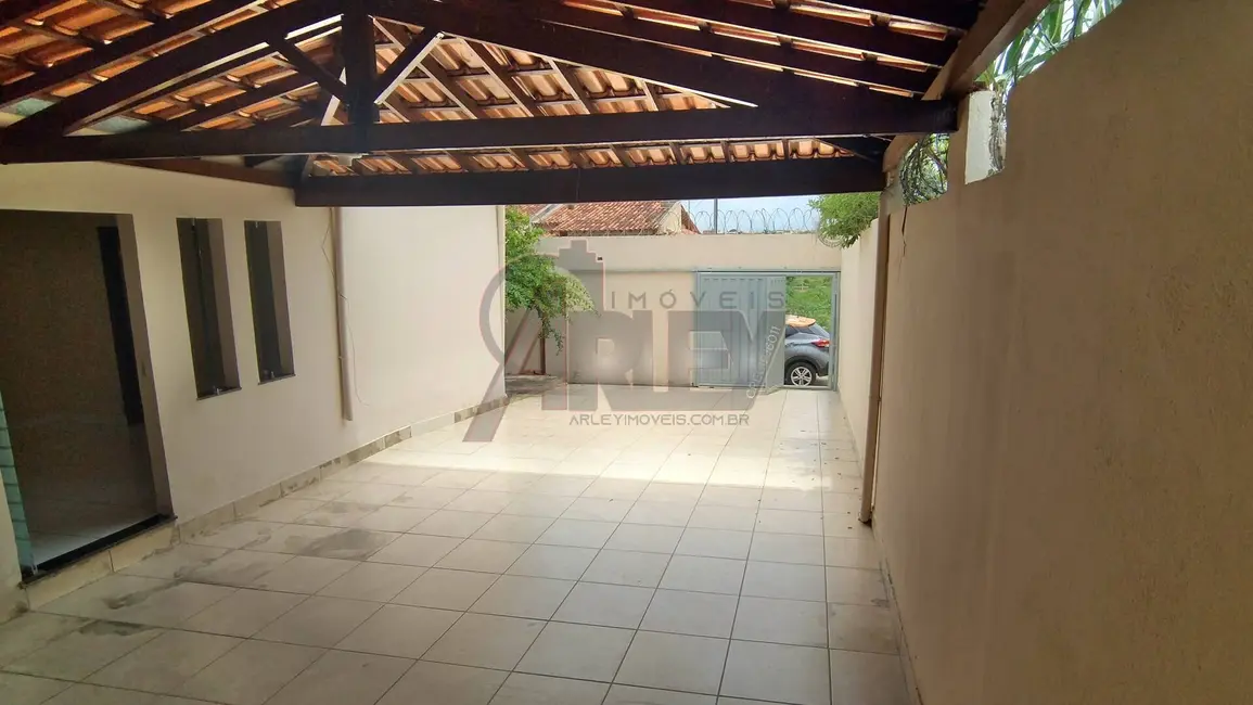 Foto 3 de Casa com 4 quartos à venda em Monte Carmelo, Montes Claros - MG