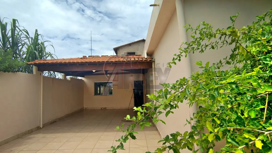 Foto 2 de Casa com 4 quartos à venda em Monte Carmelo, Montes Claros - MG