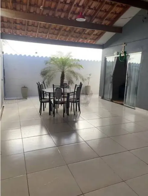 Foto 2 de Casa com 2 quartos à venda, 200m2 em Montes Claros - MG