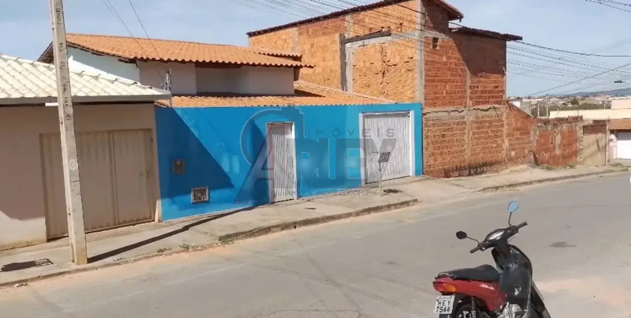 Foto 1 de Casa com 3 quartos à venda, 200m2 em Carmelo, Montes Claros - MG