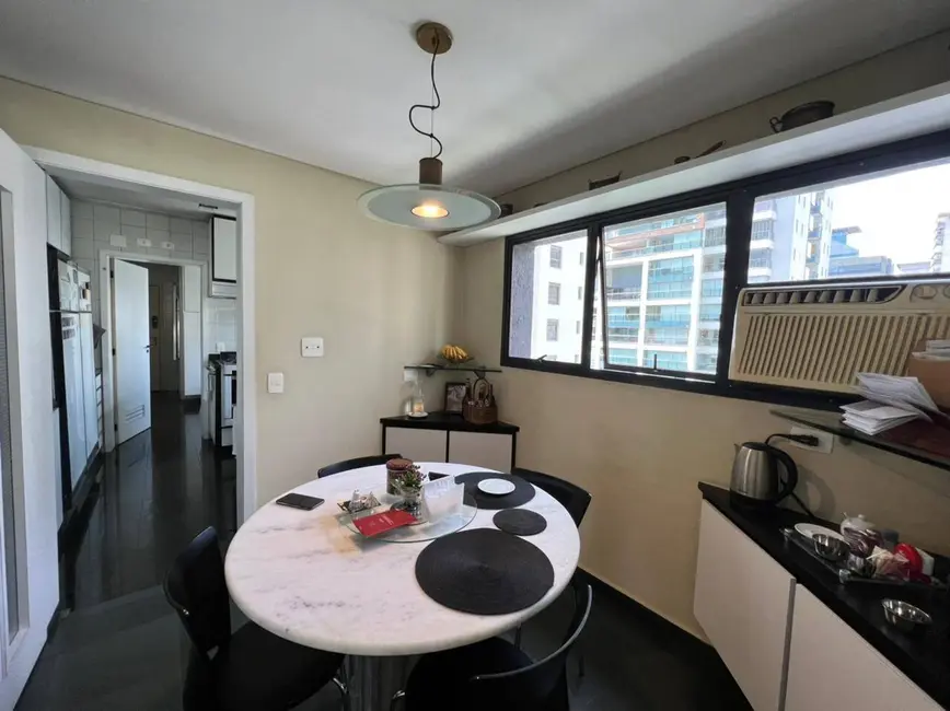 Apartamento com 3 quartos à venda e para alugar, 220m2 em Itaim Bibi, São Paulo - SP - imagem 8 Foto 8 de Apartamento com 3 quartos à venda e para alugar, 220m2 em Itaim Bibi, São Paulo - SP