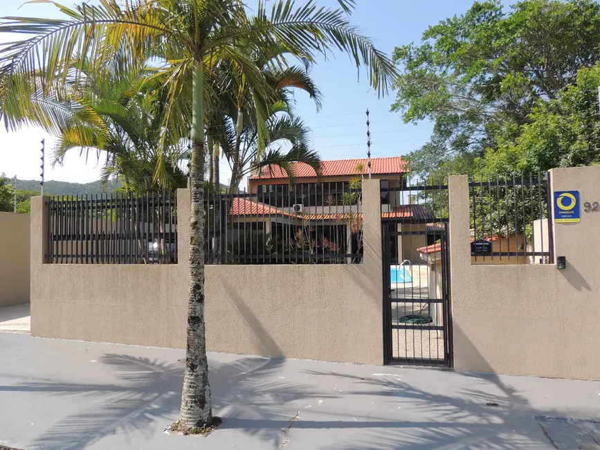 Casa com 4 quartos à venda, 400m2 em Praia do Estaleiro, Balneario Camboriu - SC - imagem 2 Foto 2 de Casa com 4 quartos à venda, 400m2 em Praia do Estaleiro, Balneario Camboriu - SC