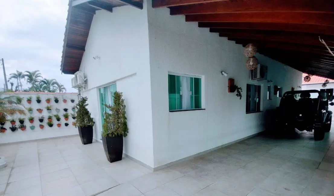 Foto 3 de Casa com 3 quartos à venda, 180m2 em Itanhaem - SP