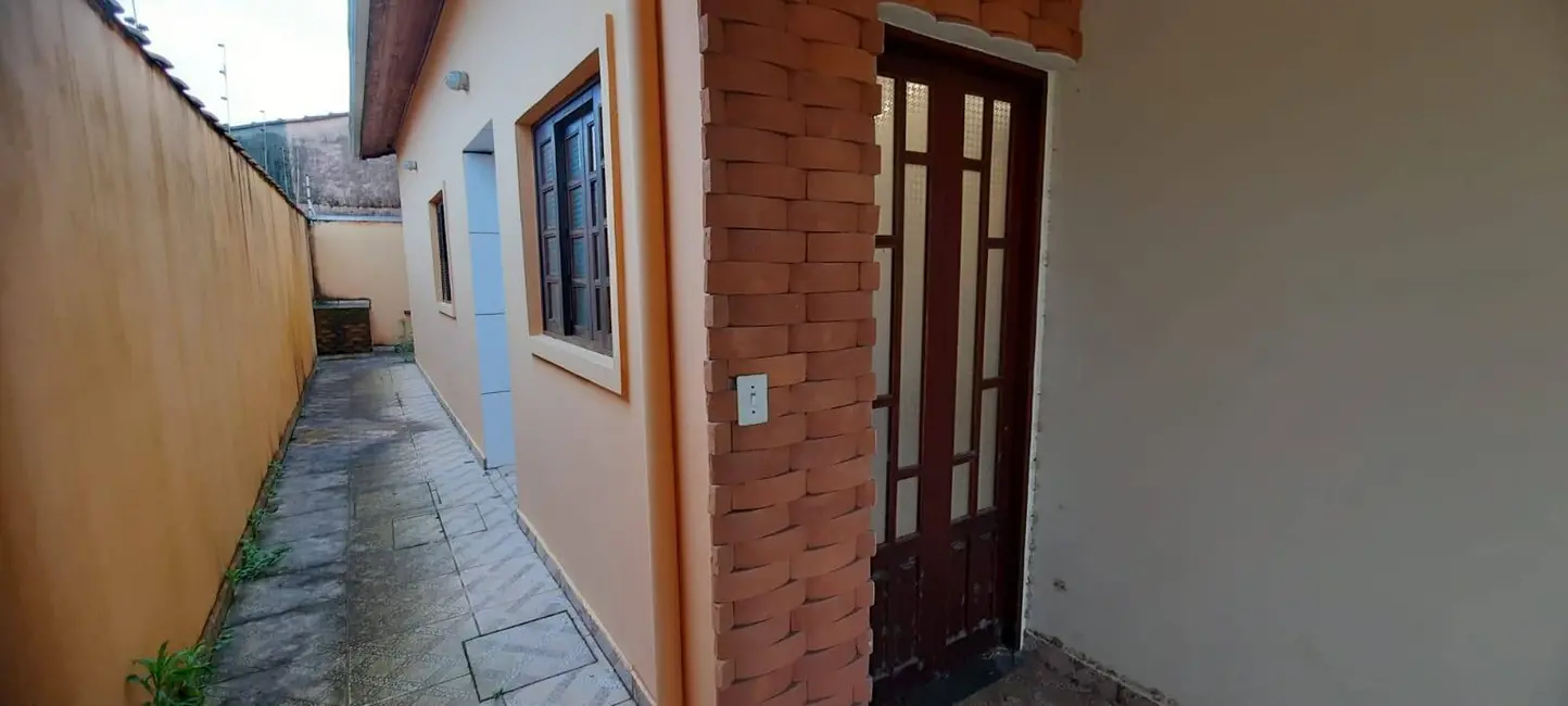 Foto 2 de Casa com 2 quartos à venda, 82m2 em Itanhaem - SP