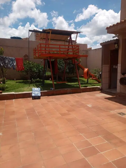 Casa com 3 quartos à venda, 173m2 em Conjunto Habitacional Pedro Afonso Junqueira, Pocos De Caldas - MG - imagem 1 Foto 1 de Casa com 3 quartos à venda, 173m2 em Conjunto Habitacional Pedro Afonso Junqueira, Pocos De Caldas - MG