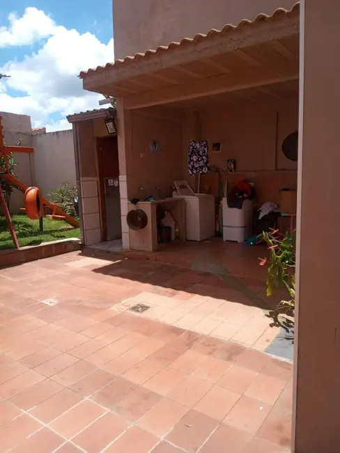 Casa com 3 quartos à venda, 173m2 em Conjunto Habitacional Pedro Afonso Junqueira, Pocos De Caldas - MG - imagem 2 Foto 2 de Casa com 3 quartos à venda, 173m2 em Conjunto Habitacional Pedro Afonso Junqueira, Pocos De Caldas - MG