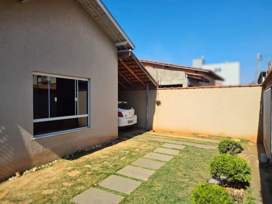 Casa com 3 quartos à venda, 130m2 em Santa Teresa, Pocos De Caldas - MG - imagem 2 Foto 2 de Casa com 3 quartos à venda, 130m2 em Santa Teresa, Pocos De Caldas - MG