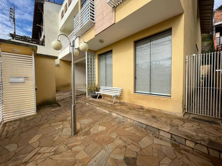 Casa com 3 quartos à venda, 220m2 em Jardim Centenário, Pocos De Caldas - MG - imagem 1 Foto 1 de Casa com 3 quartos à venda, 220m2 em Jardim Centenário, Pocos De Caldas - MG