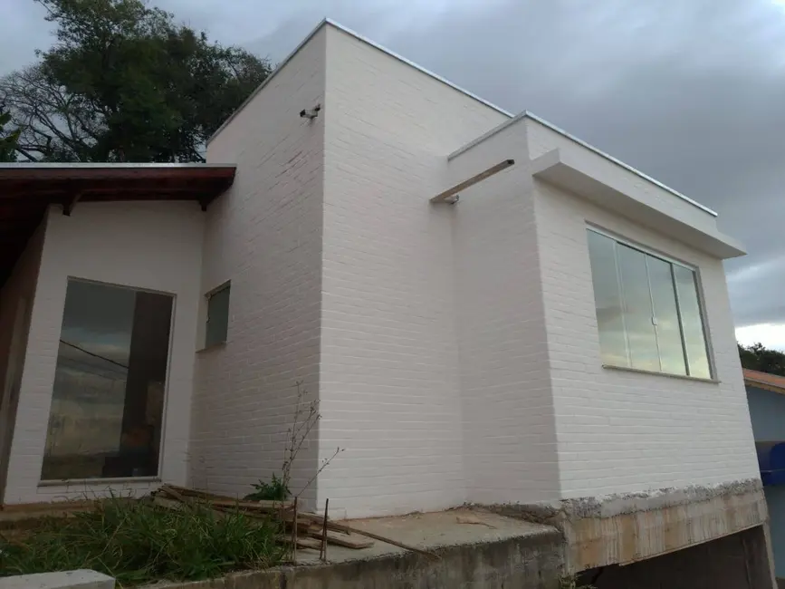 Casa com 2 quartos à venda, 124m2 em Centro, Caldas - MG - imagem 2 Foto 2 de Casa com 2 quartos à venda, 124m2 em Centro, Caldas - MG