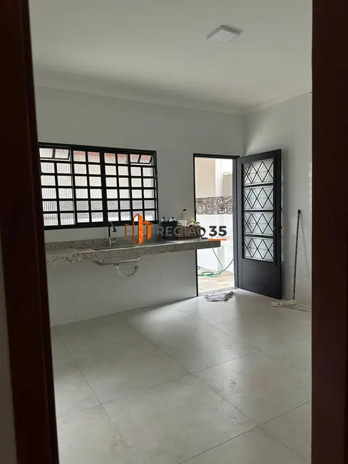 Foto 3 de Casa com 3 quartos à venda, 130m2 em Jardim das Azaléias, Pocos De Caldas - MG