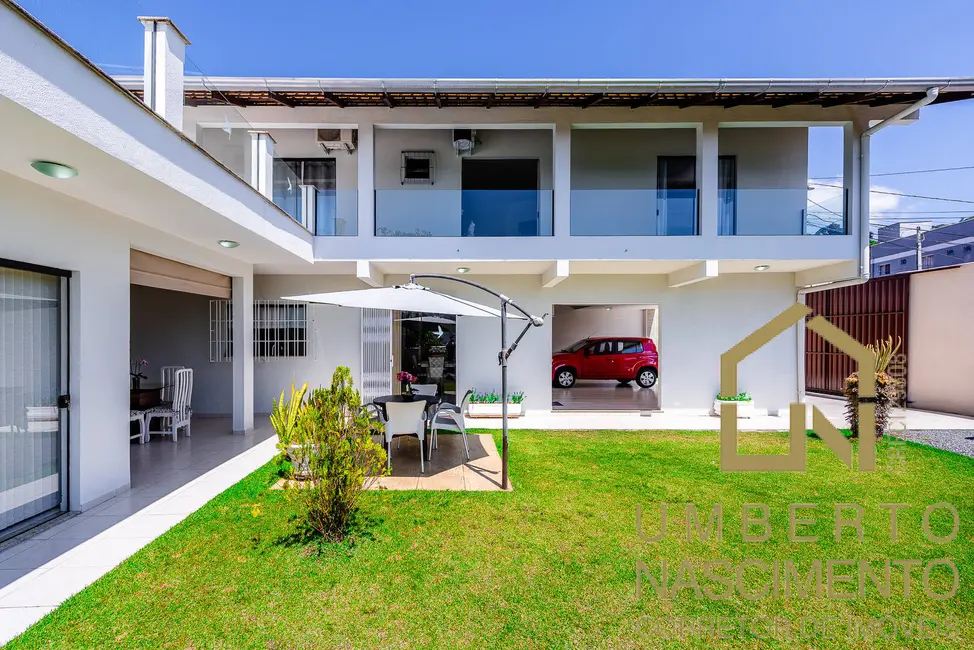 Casa com 3 quartos à venda, 220m2 em Centro, Blumenau - SC - imagem 3 Foto 3 de Casa com 3 quartos à venda, 220m2 em Centro, Blumenau - SC