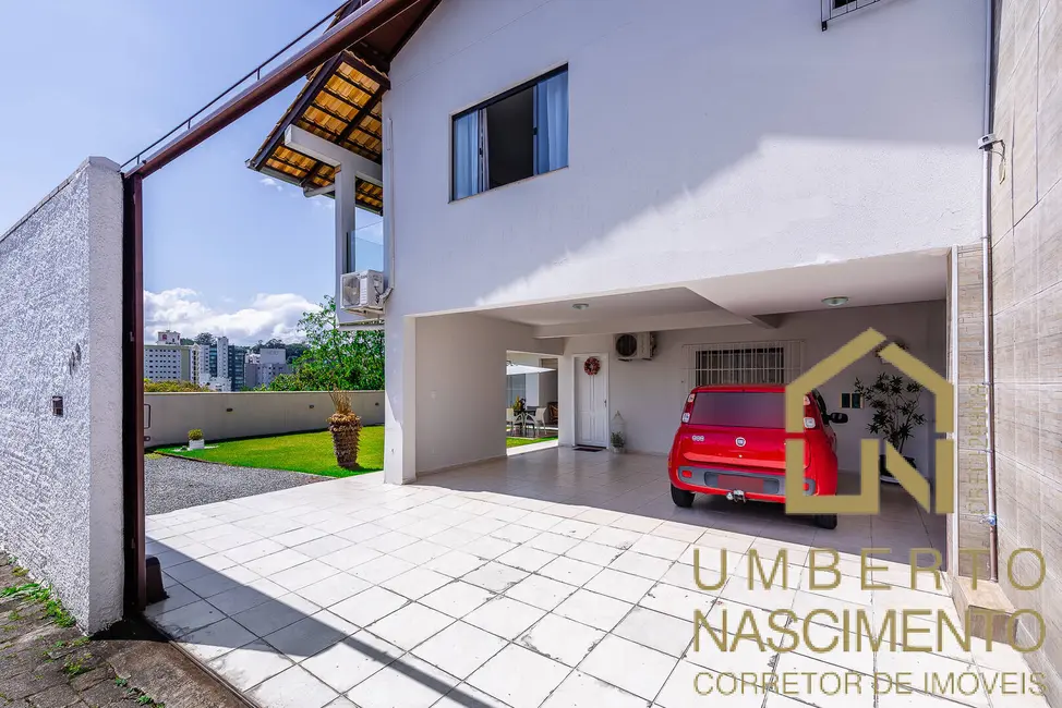 Casa com 3 quartos à venda, 220m2 em Centro, Blumenau - SC - imagem 8 Foto 8 de Casa com 3 quartos à venda, 220m2 em Centro, Blumenau - SC