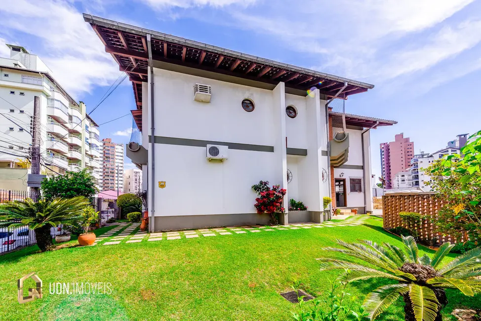 Foto 2 de Casa com 5 quartos à venda e para alugar, 420m2 em Ponta Aguda, Blumenau - SC