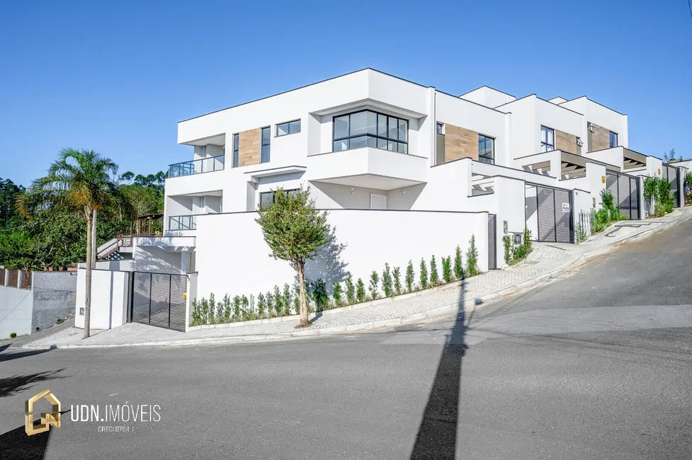 Casa com 3 quartos para alugar, 195m2 em Tribess, Blumenau - SC - imagem 2 Foto 2 de Casa com 3 quartos para alugar, 195m2 em Tribess, Blumenau - SC