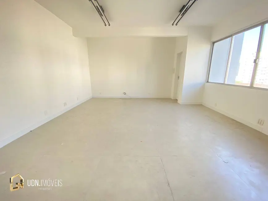 Sala Comercial para alugar, 34m2 em Centro, Blumenau - SC - imagem 2 Foto 2 de Sala Comercial para alugar, 34m2 em Centro, Blumenau - SC