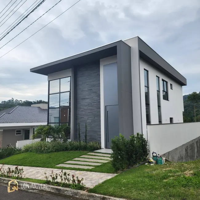 Casa com 3 quartos à venda, 422m2 em Itoupava Central, Blumenau - SC - imagem 1 Foto 1 de Casa com 3 quartos à venda, 422m2 em Itoupava Central, Blumenau - SC