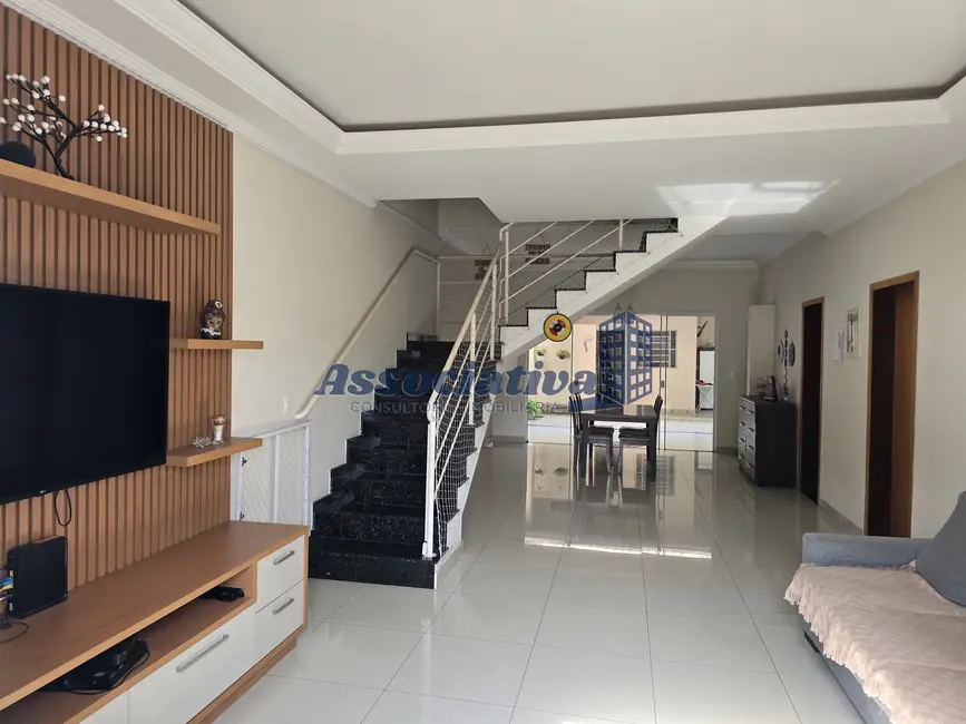 Foto 2 de Casa com 4 quartos à venda, 260m2 em Loteamento Residencial e Comercial Bosque Flamboyant, Taubate - SP