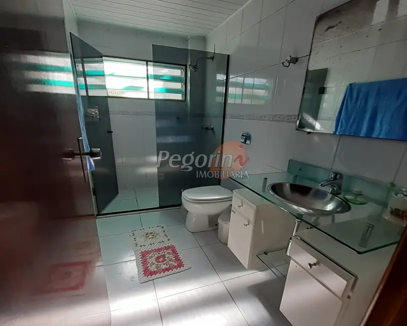 Casa com 6 quartos à venda, 190m2 em Jardim Itu Sabará, Porto Alegre - RS - imagem 6 Foto 6 de Casa com 6 quartos à venda, 190m2 em Jardim Itu Sabará, Porto Alegre - RS