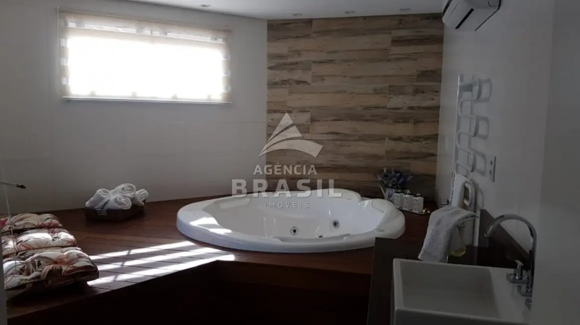 Foto 16 de Casa com 5 quartos à venda, 900m2 em Três Vendas, Pelotas - RS