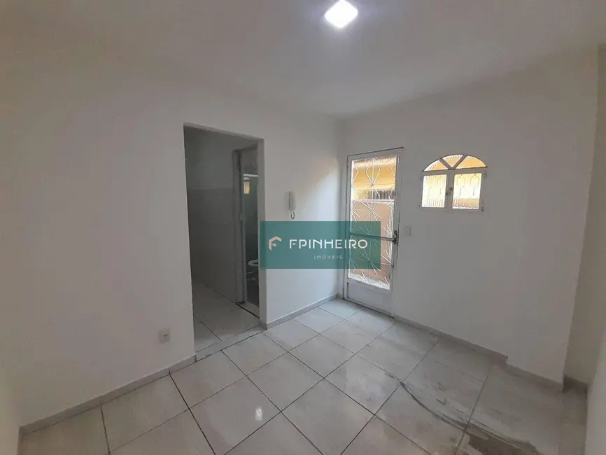 Casa com 2 quartos para alugar, 50m2 em Del Castilho, Rio De Janeiro - RJ - imagem 3 Foto 3 de Casa com 2 quartos para alugar, 50m2 em Del Castilho, Rio De Janeiro - RJ