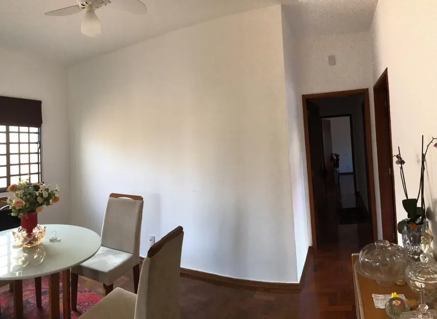 Casa com 3 quartos à venda, 199m2 em Estados Unidos, Uberaba - MG - imagem 7 Foto 7 de Casa com 3 quartos à venda, 199m2 em Estados Unidos, Uberaba - MG