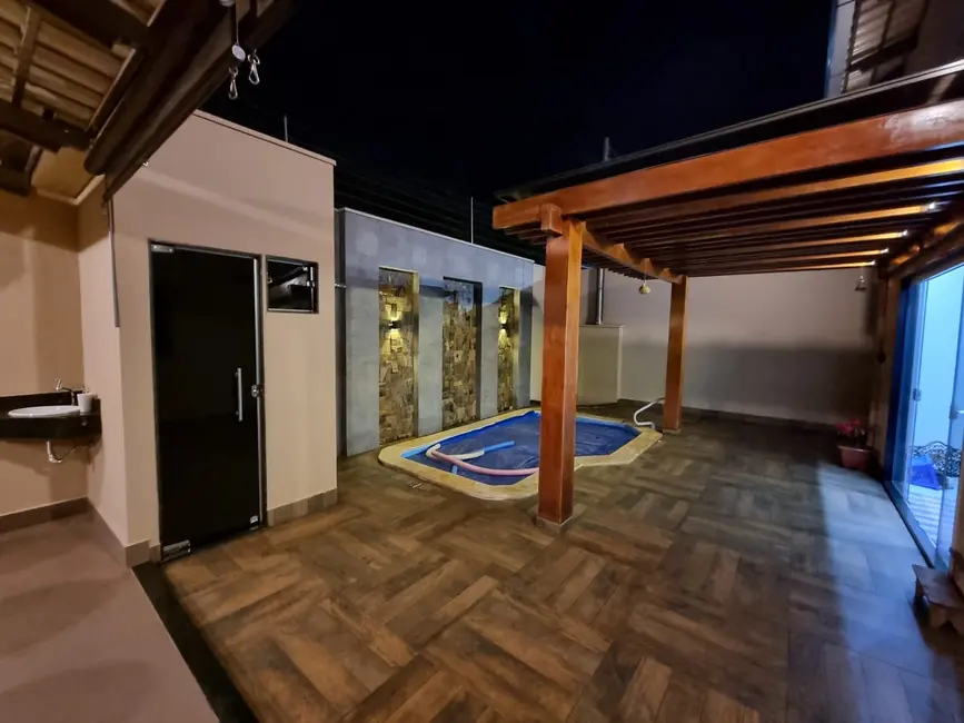 Foto 1 de Casa com 4 quartos à venda, 261m2 em Deolinda Freire, Uberaba - MG