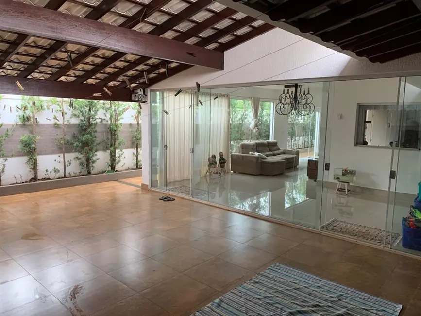 Foto 1 de Casa com 3 quartos à venda, 230m2 em Estância dos Ipês, Uberaba - MG