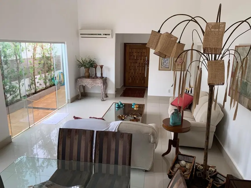 Casa com 3 quartos à venda, 230m2 em Estância dos Ipês, Uberaba - MG - imagem 3 Foto 3 de Casa com 3 quartos à venda, 230m2 em Estância dos Ipês, Uberaba - MG