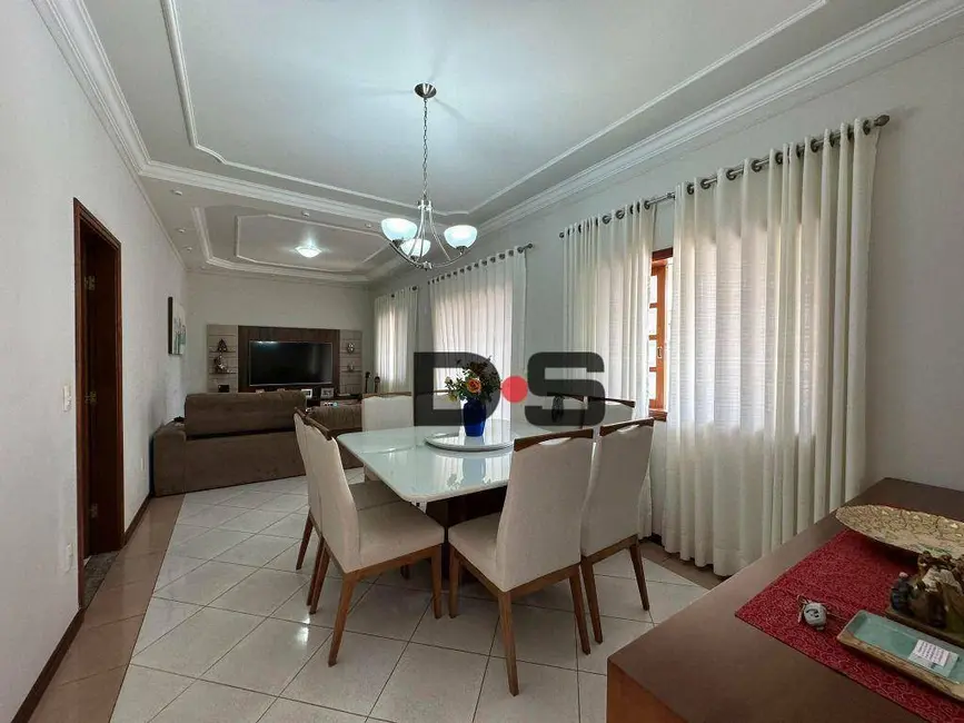 Foto 1 de Casa com 3 quartos à venda, 306m2 em Centro, Cerquilho - SP