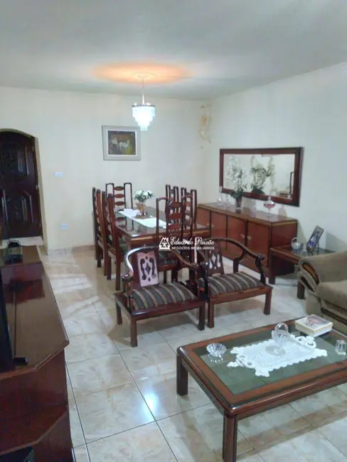 Sobrado com 3 quartos à venda, 522m2 em Jardim Santa Cecília, Guarulhos - SP - imagem 6 Foto 6 de Sobrado com 3 quartos à venda, 522m2 em Jardim Santa Cecília, Guarulhos - SP