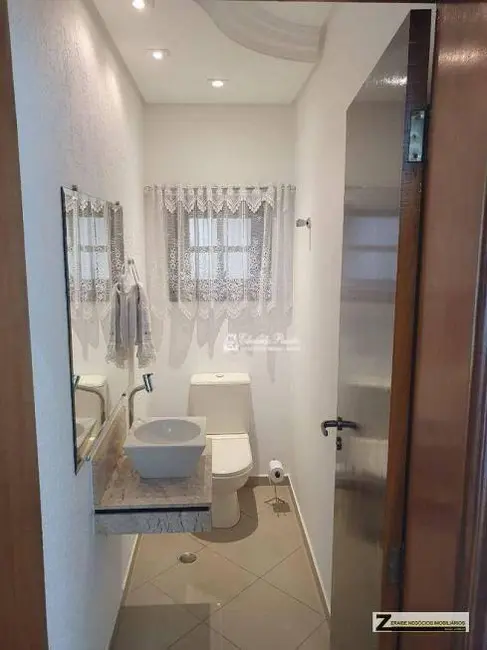 Casa com 3 quartos para alugar, 300m2 em Vila Milton, Guarulhos - SP - imagem 8 Foto 8 de Casa com 3 quartos para alugar, 300m2 em Vila Milton, Guarulhos - SP