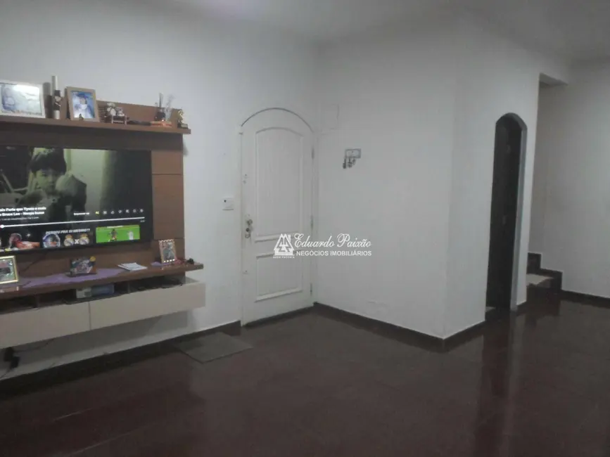 Sobrado com 3 quartos à venda e para alugar, 253m2 em Jardim Las Vegas, Guarulhos - SP - imagem 8 Foto 8 de Sobrado com 3 quartos à venda e para alugar, 253m2 em Jardim Las Vegas, Guarulhos - SP