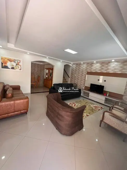 Sobrado com 3 quartos à venda, 217m2 em Jardim Rosa de Franca, Guarulhos - SP - imagem 3 Foto 3 de Sobrado com 3 quartos à venda, 217m2 em Jardim Rosa de Franca, Guarulhos - SP