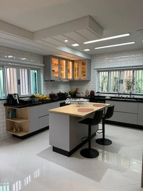 Sobrado com 4 quartos à venda, 250m2 em Jardim Maia, Guarulhos - SP - imagem 9 Foto 9 de Sobrado com 4 quartos à venda, 250m2 em Jardim Maia, Guarulhos - SP