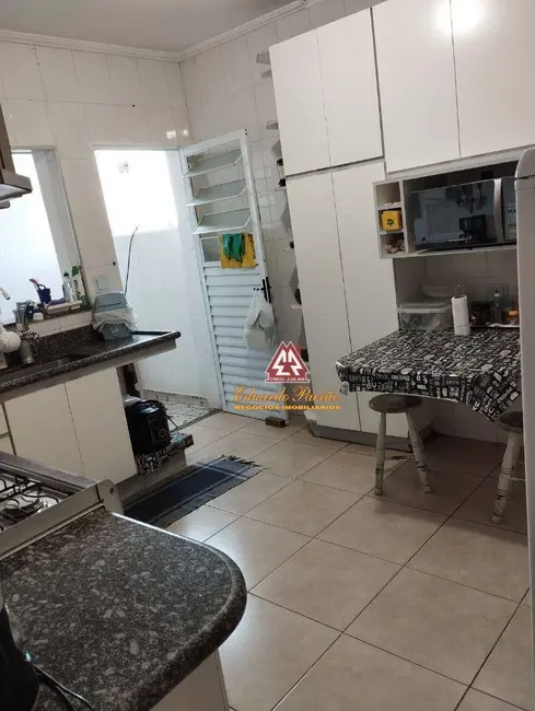 Sobrado com 4 quartos à venda, 250m2 em Jardim Santa Mena, Guarulhos - SP - imagem 8 Foto 8 de Sobrado com 4 quartos à venda, 250m2 em Jardim Santa Mena, Guarulhos - SP