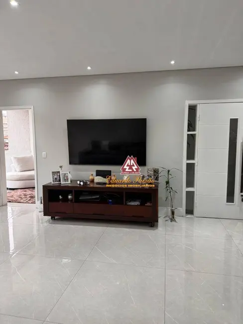 Sobrado com 4 quartos à venda, 175m2 em Jardim Vila Galvão, Guarulhos - SP - imagem 3 Foto 3 de Sobrado com 4 quartos à venda, 175m2 em Jardim Vila Galvão, Guarulhos - SP