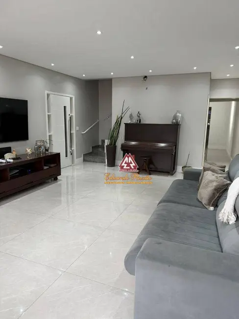 Sobrado com 4 quartos à venda, 175m2 em Jardim Vila Galvão, Guarulhos - SP - imagem 4 Foto 4 de Sobrado com 4 quartos à venda, 175m2 em Jardim Vila Galvão, Guarulhos - SP