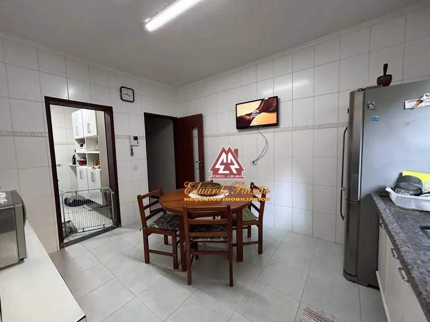 Sobrado com 3 quartos à venda, 300m2 em Jardim Vila Galvão, Guarulhos - SP - imagem 6 Foto 6 de Sobrado com 3 quartos à venda, 300m2 em Jardim Vila Galvão, Guarulhos - SP