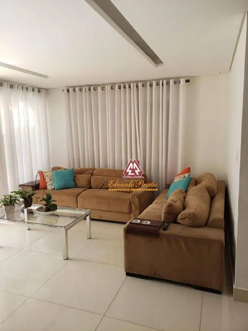 Sobrado com 3 quartos à venda, 277m2 em Picanço, Guarulhos - SP - imagem 3 Foto 3 de Sobrado com 3 quartos à venda, 277m2 em Picanço, Guarulhos - SP