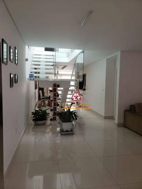 Sobrado com 3 quartos à venda, 277m2 em Picanço, Guarulhos - SP - imagem 4 Foto 4 de Sobrado com 3 quartos à venda, 277m2 em Picanço, Guarulhos - SP