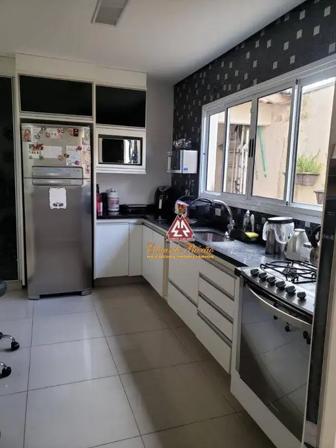 Sobrado com 3 quartos à venda, 277m2 em Picanço, Guarulhos - SP - imagem 7 Foto 7 de Sobrado com 3 quartos à venda, 277m2 em Picanço, Guarulhos - SP