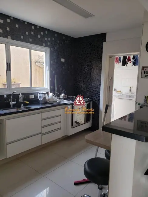Sobrado com 3 quartos à venda, 277m2 em Picanço, Guarulhos - SP - imagem 9 Foto 9 de Sobrado com 3 quartos à venda, 277m2 em Picanço, Guarulhos - SP