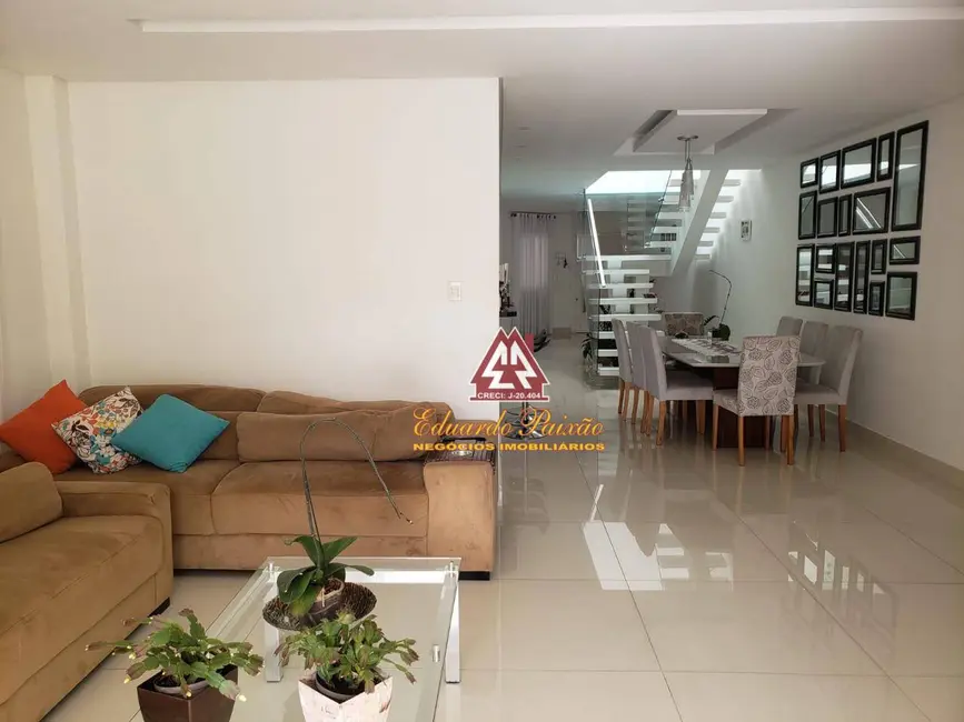Sobrado com 3 quartos à venda, 277m2 em Picanço, Guarulhos - SP - imagem 2 Foto 2 de Sobrado com 3 quartos à venda, 277m2 em Picanço, Guarulhos - SP